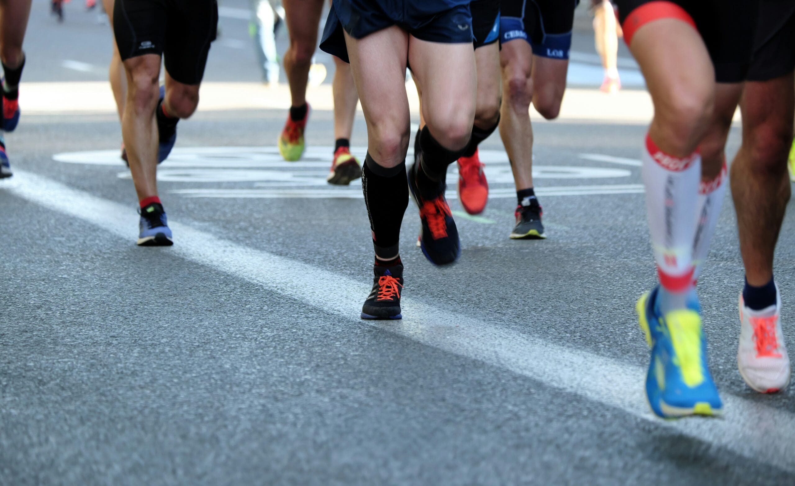 Club de course à pied avec un groupe de coureurs dans la rue