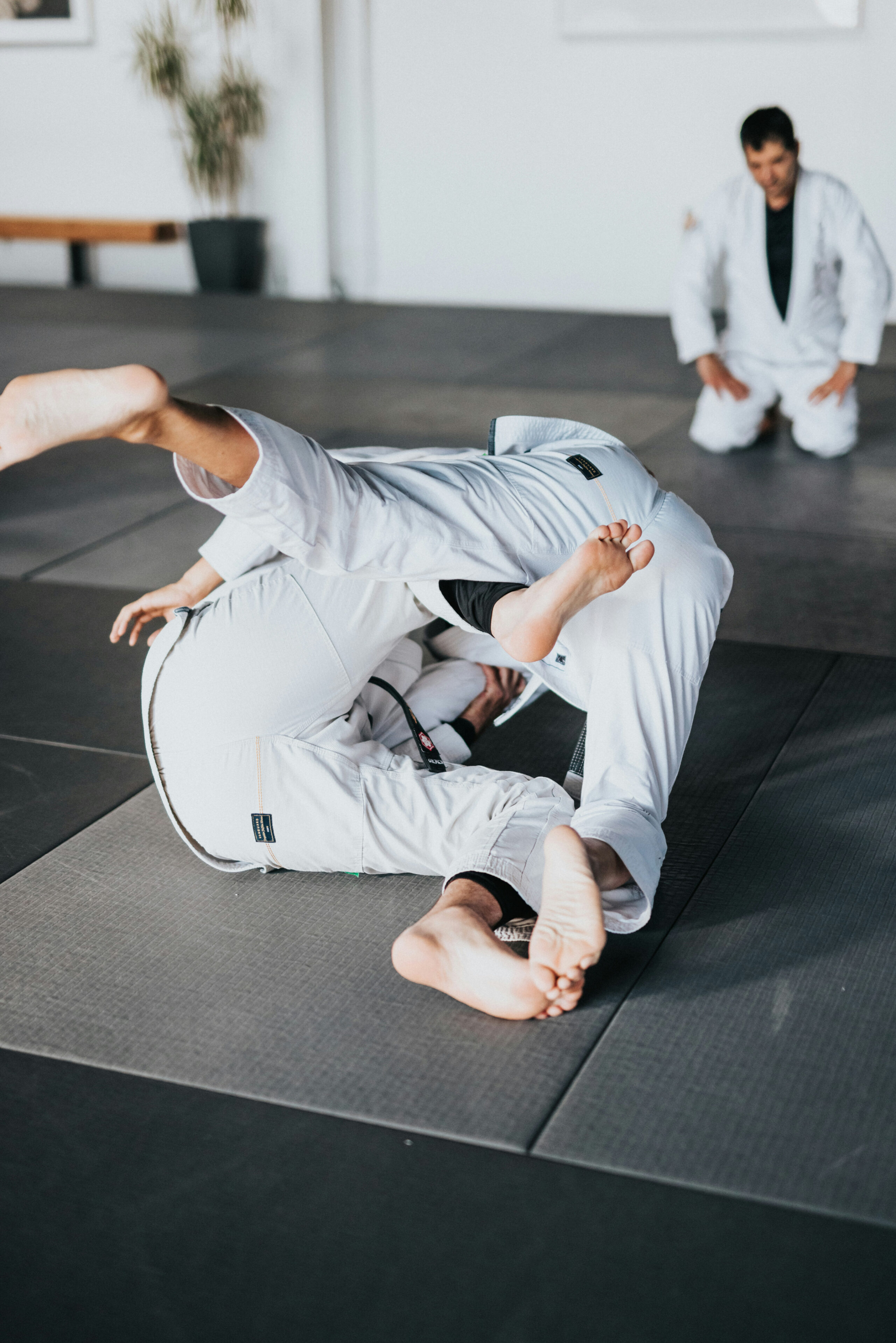 Des gens qui se battent dans un cours de judo dans un dojo