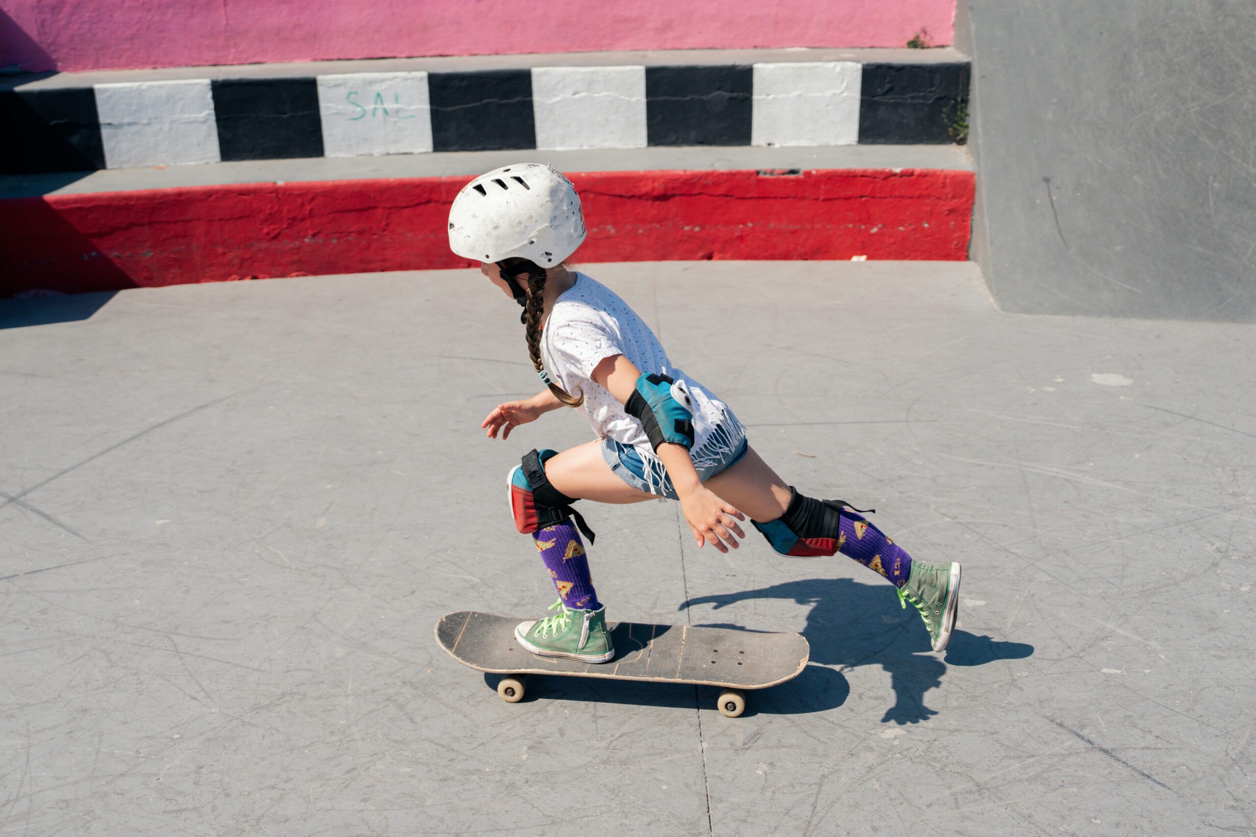 Jeune fille qui fait de la plache a roulette nommé du skateboard dans un parc extéreieur