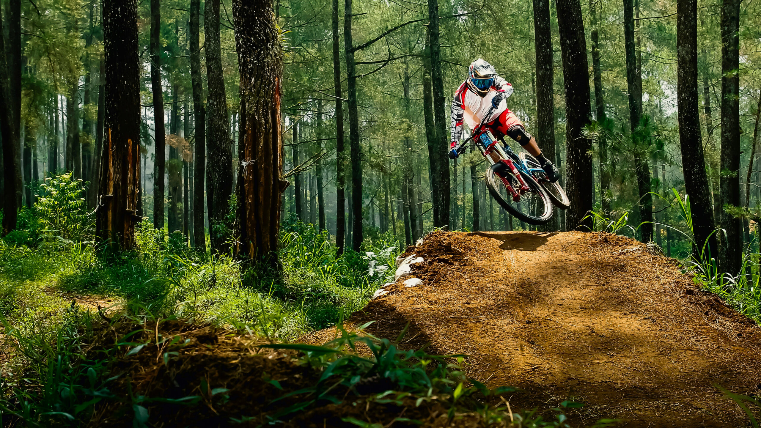 Une personne qui fait une course ou une ride de vélo de montagne ou de BMX dans la forest sur une trail