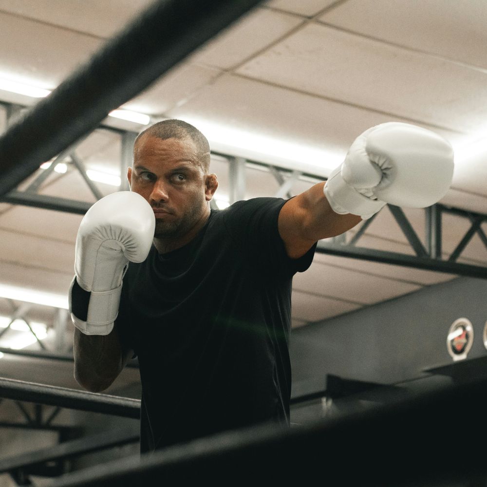 Un homme qui s'entraine pour la boxe avec des gants