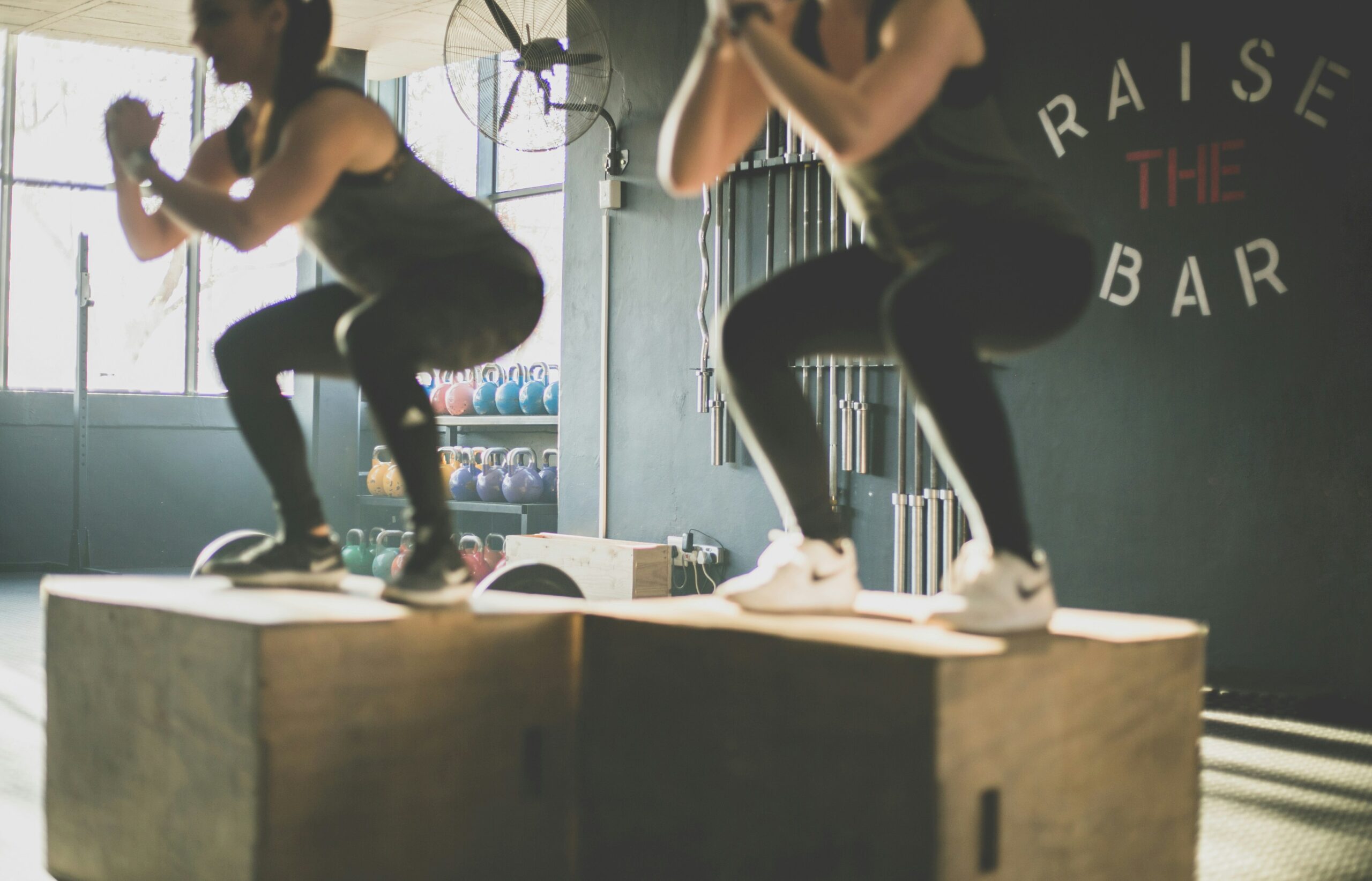 Une séance de crossfit, d'entraînement fonctionnel et de hyrox dans un gym