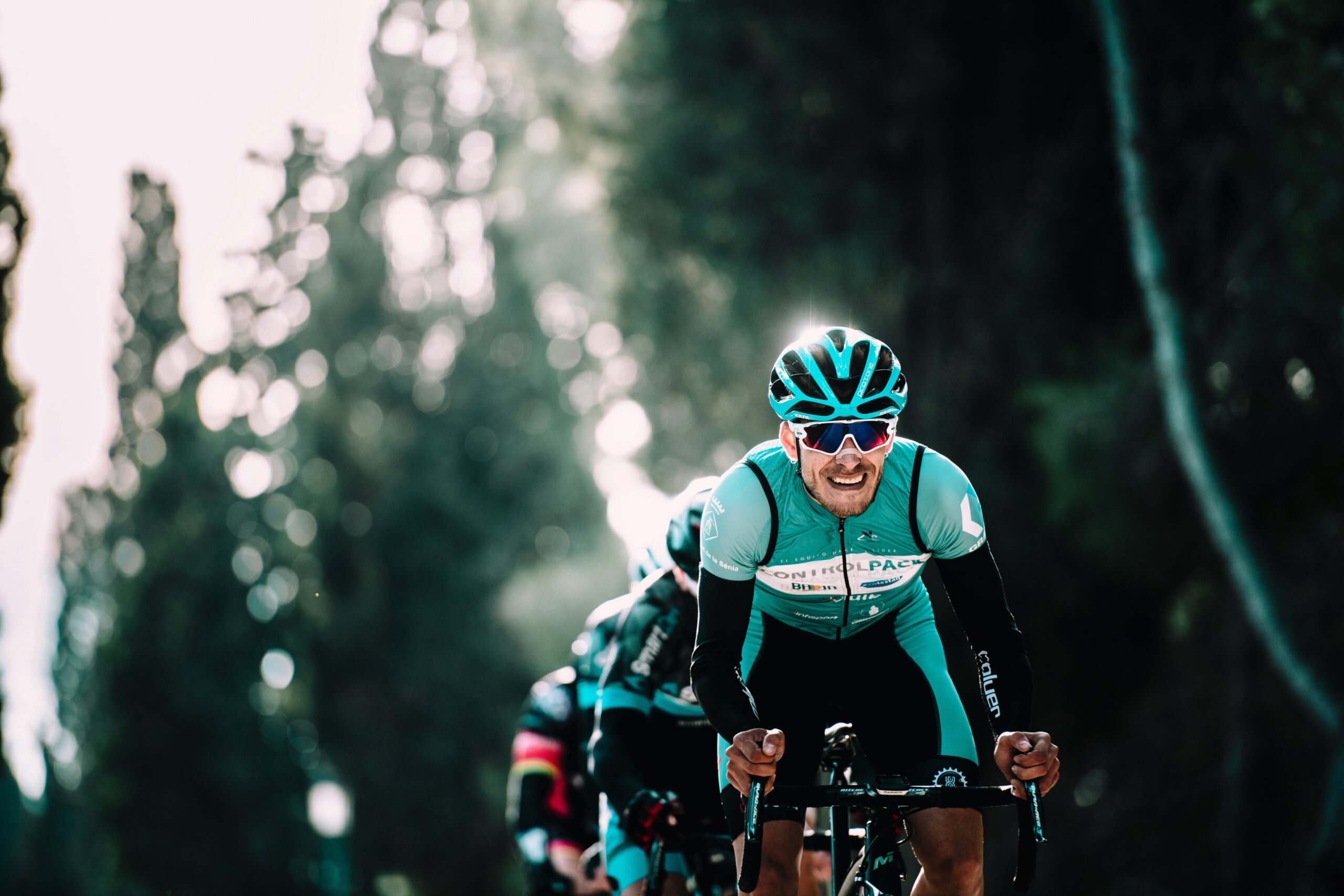 Groupe d'homme qui font du vélo de route
