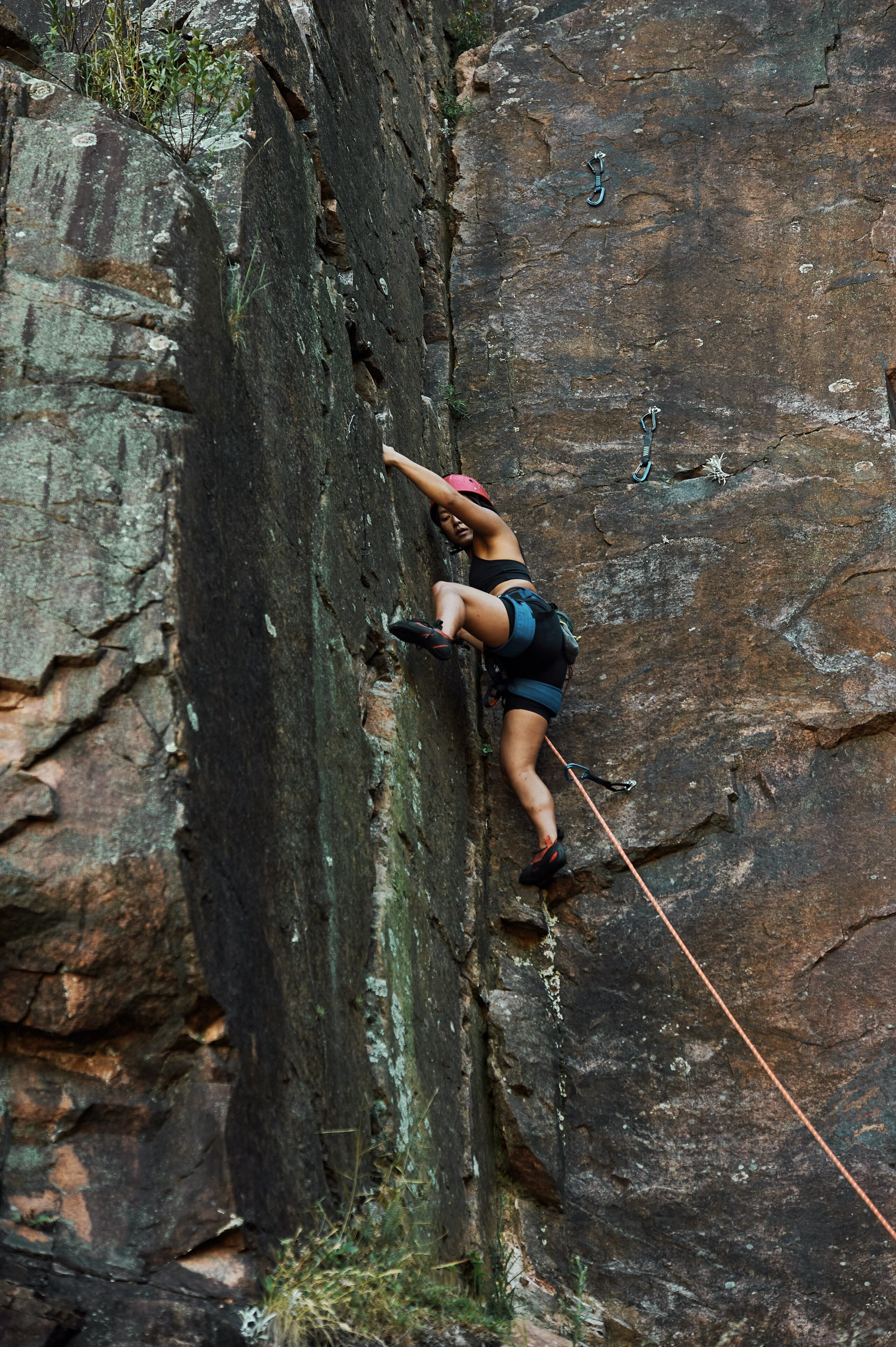 Femme qui escalade une roche
