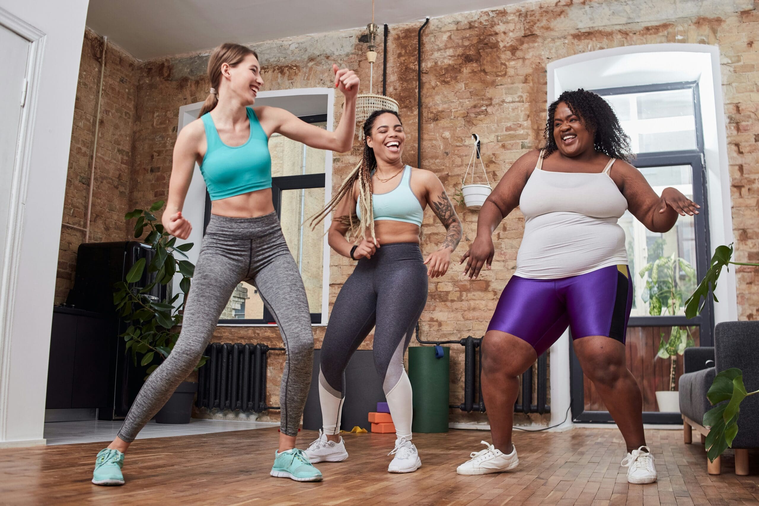 femmes qui suivent un cour de danse de zumba et qui sont heureuses